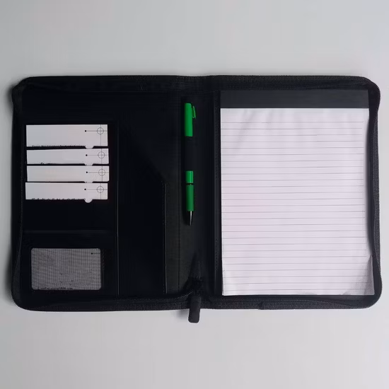 Деловой профессиональный кожаный кошелек на молнии.